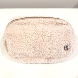 Lululemon Everywhere Belt Bag 1L Fleece Natural Ivory/Trench